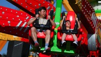 Pengunjung menikmati wahana permainan di tengah kemeriahan festival tahunan di ibu kota El Salvador. REUTERS/Jose Cabezas