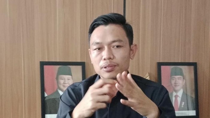 Ketua Komisi IV DPRD Lombok Barat, Muhali, saat ditemui wartawan di ruangannya. (M. Zahiruddin/detikBali)
