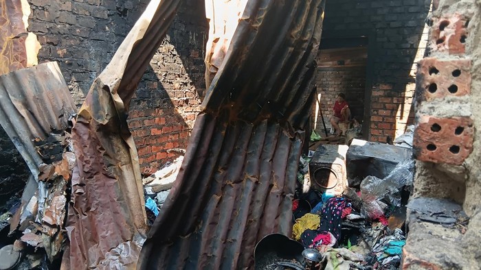 Kondisi umah yang hangus terbakar di Palembang, diduga pemilik lupa mematikan kompor saat memasak.