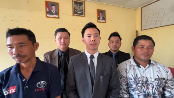 Kuasa hukum bersama Sujandi saat memberikan keterangan.