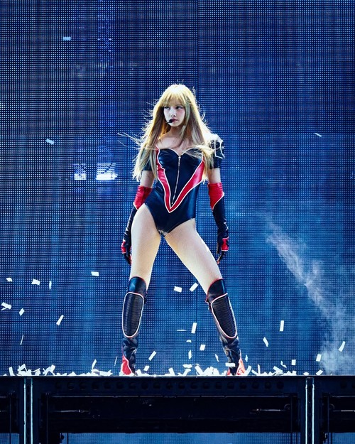 Lisa BLACKPINK dalam rangkaian tur Eropa DEADLINE di Paris, Prancis.