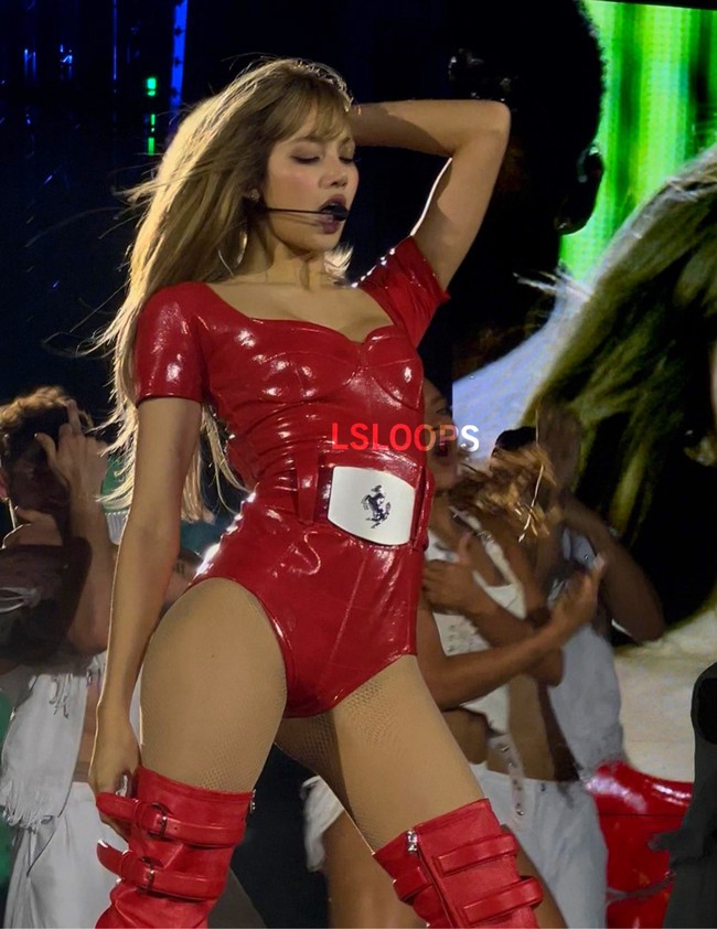 Selama rangkaian Deadline World Tour, Lisa BLACKPINK kerap memakai busana yang menonjolkan bentuk tubuhnya dan dirancang khusus oleh brand yang bekerja sama dengannya. Seperti di Milan, dia terlihat ‘menyala’ dengan bodysuit, aksen belt berlogo Ferrari, dan knee high boots merah. Foto: dok. Instagram @lalalalisa_m