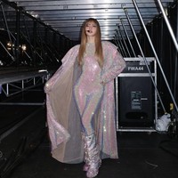 Beda dari yang lain, Lisa BLACKPINK terlihat bersinar selama pertunjukan solo di konser Chicago. Bodysuit dan coat yang dikenakannya dari Giuseppe Di Morabito dipenuhi kristal Swarovski. Semakin mempertegas alasan banyak kaum wanita iri dengan bentuk tubuhnya. Foto: dok. Instagram @lalalalisa_m