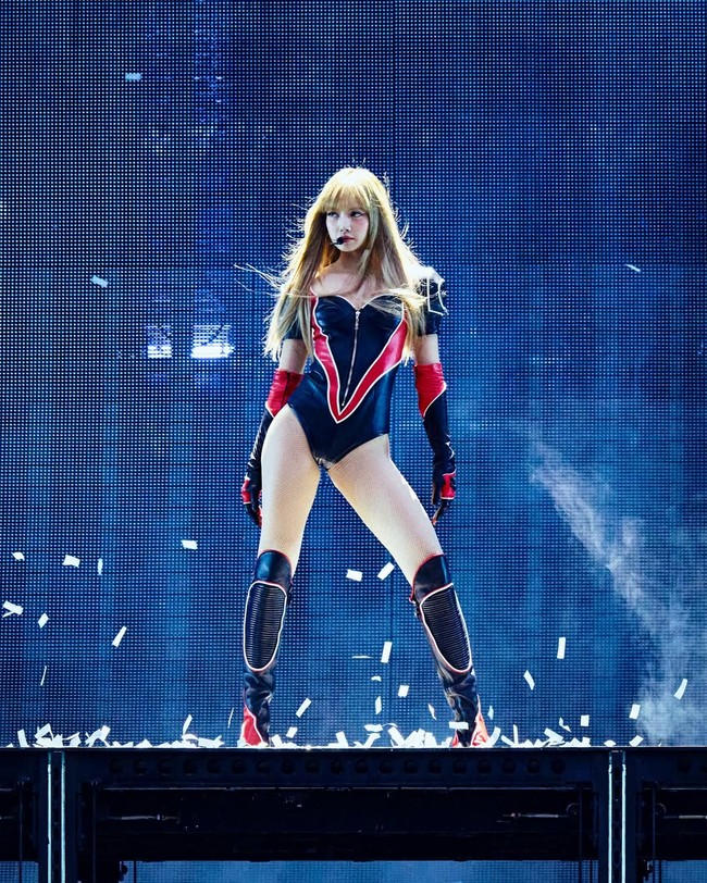 Di hari pertama konser Paris, Lisa BLACKPINK memakai bodysuit bernuansa merah dan hitam rancangan Creative Director Louis Vuitton, Nicolas Ghesquiere. Personel asal Thailand itu terlihat bak superhero dengan tambahan aksesori gloves dan knee high boots. Foto: dok. Instagram @lalalalisa_m