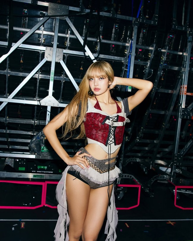 Kostum Lisa BLACKPINK satu ini sempat memicu kontroversi di tengah netizen Korea karena mengekspos bagian bokongnya dan dianggap terlalu terbuka. Penampilannya terdiri dari crop top beraksen vest merah dan micro pants abu-abu rancangan Grace Elwood. Foto: dok. Instagram @lalalalisa_m