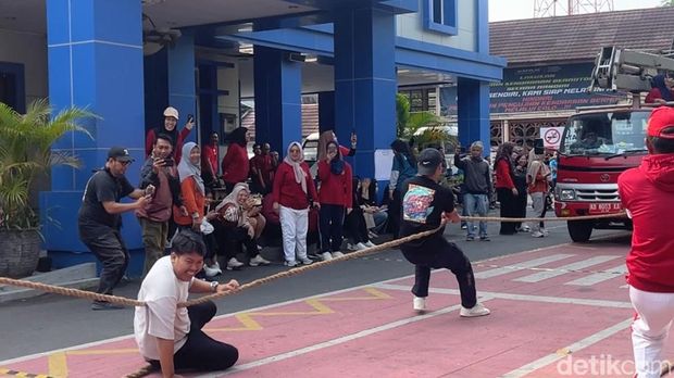 Lomba tarik derek digelar oleh Dinas Perhubungan Kota Solo, Jumat (8/8/2025).