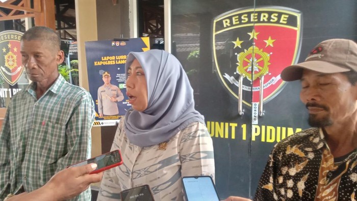 Kuasa hukum warga Desa Dadapan, Naning Erna Susanti saat laporan di Polres Lamongan