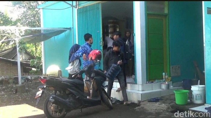 Mahasiswa UIN Khas Jember yang sedang KKN di Lumajang ditarik usai motor mahasiswa dicuri.