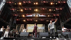 MALIQ & DEssentials saat tampil di The Sound Project 2025 di Ancol, Jakarta Utara pada Jumat (8/8). Pradita Utama/detikcom