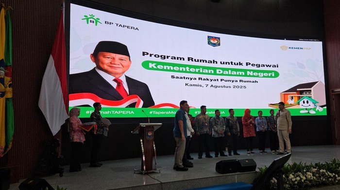 Acara penyerahan kunci rumah subsidi kepada pegawai Kementerian Dalam Negeri (Kemendagri) yang sudah melakukan akad KPR FLPP di Kementerian Dalam Negeri, Jakarta, Kamis (7/8/2025).