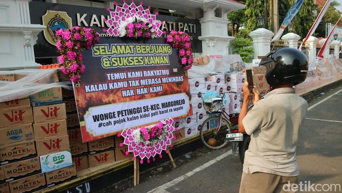 Penampakan donasi dan karangan bunga untuk aliansi Masyarakat Pati Bersatu di Alun-alun Pati, Jumat (8/8/2025).
