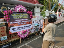 Depan Kantor Bupati Pati Penuh Donasi buat Demo, Ada Karangan Bunga