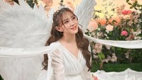 Meisita Lomania mengaku banting tulang bekerja dari kecil sampai akhirnya bisa beli rumah saat masih SMA. Aku tuh kerja segala macam, aku tuh SPG sempat tiga shift sambil nunggu kelulusan, ujarnya saat mengisi Rumpi No Secret yang dilihat dari YouTube Trans TV, Jumat (8/8/2025). (Foto: dok Instagram meisitalomania)