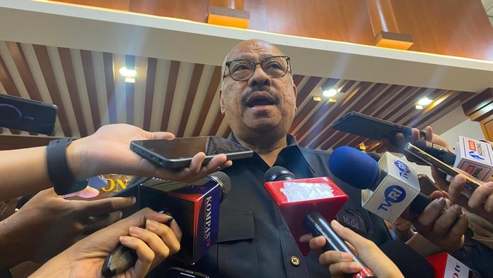 Ketua Fraksi Golkar MPR, Melchias Markus Mekeng, di kompleks parlemen, Senayan, Jakarta Pusat, Jumat (8/8/2025).