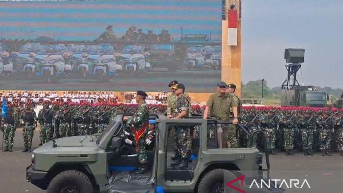 Menhan Sjafrie Sjamsoeddin, Panglima TNI Jenderal Agus Subiyanto, serta tiga kepala staf angkatan meninjau gladi bersih upacara Gelar Pasukan Operasional dan Kehormatan Militer di Lapangan Udara Suparlan Pusdiklatpassus Batujajar, Bandung Barat, Jumat (8/8/2025). (ANTARA/Ricky Prayoga)