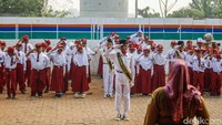 Pagi itu, matahari baru saja menyinari Desa Burangkeng, Kecamatan Setu, Kabupaten Bekasi. Di halaman kecil SDN Burangkeng 04, Puluhan siswa berseragam putih merah berdiri tegap mengikuti upacara bendera.