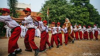 Berdiri sejak 1985, SDN Burangkeng 04 dulunya dikenal tenang dan kondusif. Namun, sejak proyek tol mulai merangsek ke lingkungan sekolah, suasana belajar berubah drastis. Debu dan kebisingan mesin konstruksi membuat konsentrasi siswa terganggu.