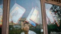 Seorang anak sekolah memandang keluar jendela dimana terdapat tiang beton jalan tol Jakarta–Cikampek (Japek) II Selatan Paket IIA.