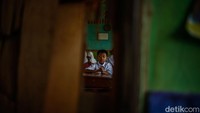 Banyak orang tua terpaksa mengikhlaskan anaknya tetap belajar di sekolah ini meski dihantui rasa was-was.