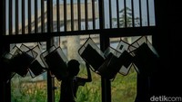 Sejak 2021, SDN Burangkeng 04 sudah ditetapkan untuk direlokasi oleh Dinas Pendidikan Kabupaten Bekasi. Namun, hingga pertengahan 2025, relokasi tak kunjung terlaksana.
