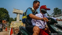 Kepala Desa Burangkeng, Nemin bin Sain, menyebut pihak desa sudah mengusulkan tiga lahan baru, tapi semuanya belum mendapat verifikasi dari Badan Pertanahan Nasional (BPN).