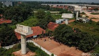 Sudah lebih dari tiga tahun sejak rencana relokasi diumumkan. Sementara itu, puluhan anak SDN Burangkeng 04 tetap harus belajar di gedung sederhana yang terhimpit proyek tol.