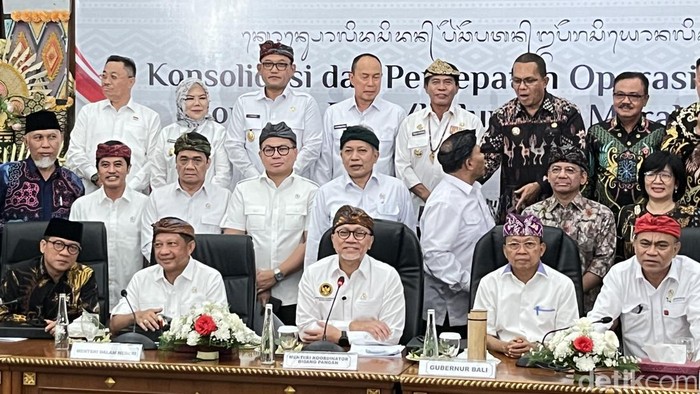 Menko Pangan Zulkifli Hasan saat menghadiri rapat Konsolidasi dan Percepatan Operasionalisasi Koperasi Desa/Kelurahan Merah Putih di kantor Gubernur Bali, Jumat (8/8/2025). (Foto: Rizki Setyo/detikBali)