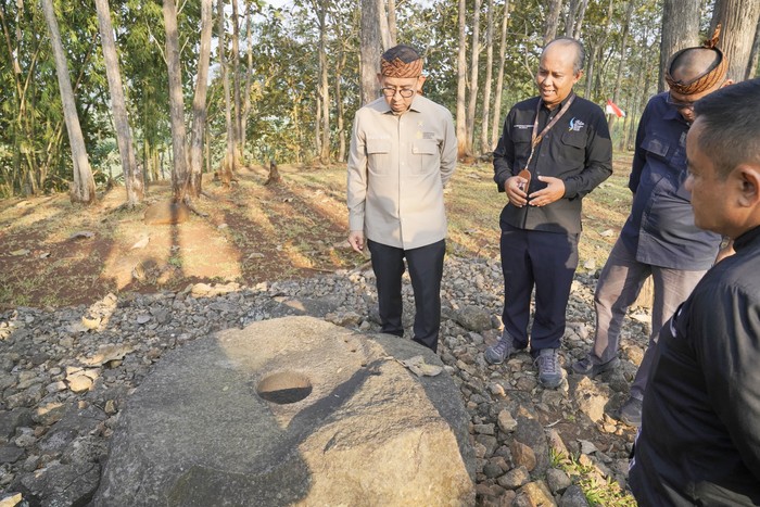 Menteri Kebudayaan RI Fadli Zon melakukan penelusuran warisan budaya dengan meninjau situs Pasir Lulumpang, di Desa Cimareme, Kecamatan Banyuresmi, Jawa Barat.