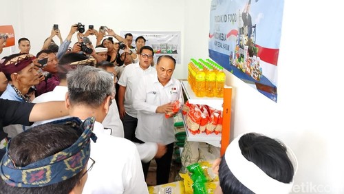 Menteri Koperasi Budi Arie Setiadi, saat berkunjung ke Koperasi Merah Putih Tegal Harum Denpasar, Jumat (8/8/2025).