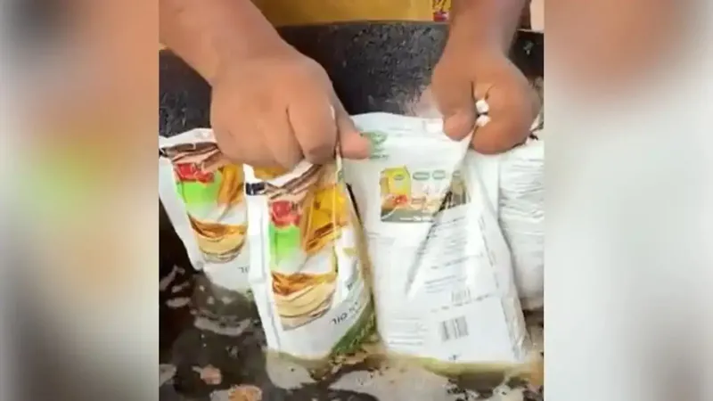 Cara Penjual Gorengan di India, Tuang Minyak Tuai Kontroversi