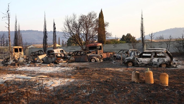 Mobil-mobil Hangus Akibat Kebakaran Hutan di Prancis Selatan Cars burnt in a wildfire stand, near Saint-Laurent-de-la-Cabrerisse, southern France, August 7, 2025. REUTERS/Abdul Saboor