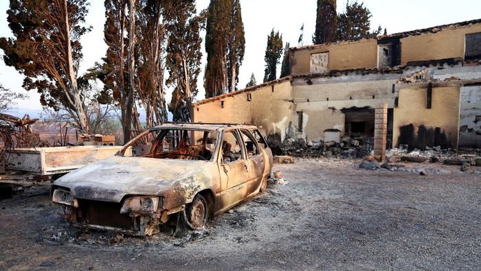 Mobil-mobil Hangus Akibat Kebakaran Hutan di Prancis Selatan Cars burnt in a wildfire stand, near Saint-Laurent-de-la-Cabrerisse, southern France, August 7, 2025. REUTERS/Abdul Saboor