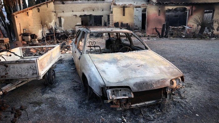 Mobil-mobil Hangus Akibat Kebakaran Hutan di Prancis Selatan Cars burnt in a wildfire stand, near Saint-Laurent-de-la-Cabrerisse, southern France, August 7, 2025. REUTERS/Abdul Saboor