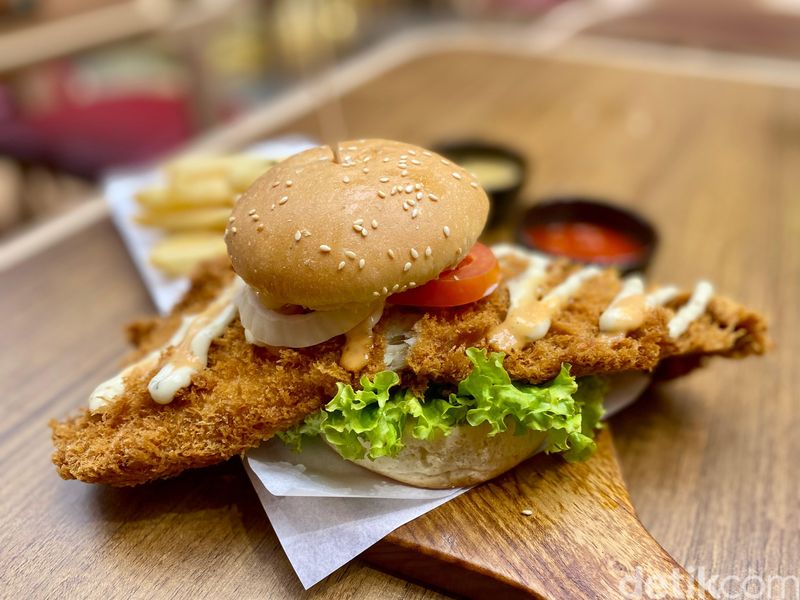 Berasal dari Singapura, restoran ini menghadirkan makanan porsi jumbo.