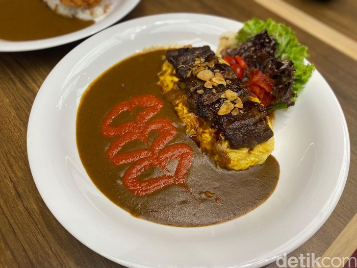 Berasal dari Singapura, restoran ini menghadirkan makanan porsi jumbo.