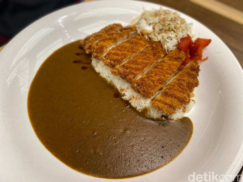 Berasal dari Singapura, restoran ini menghadirkan makanan porsi jumbo.