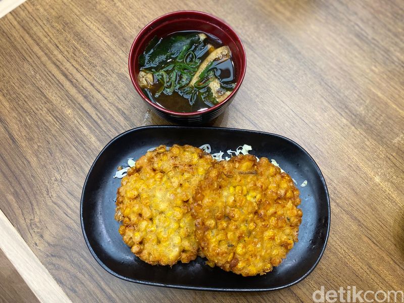 Berasal dari Singapura, restoran ini menghadirkan makanan porsi jumbo.