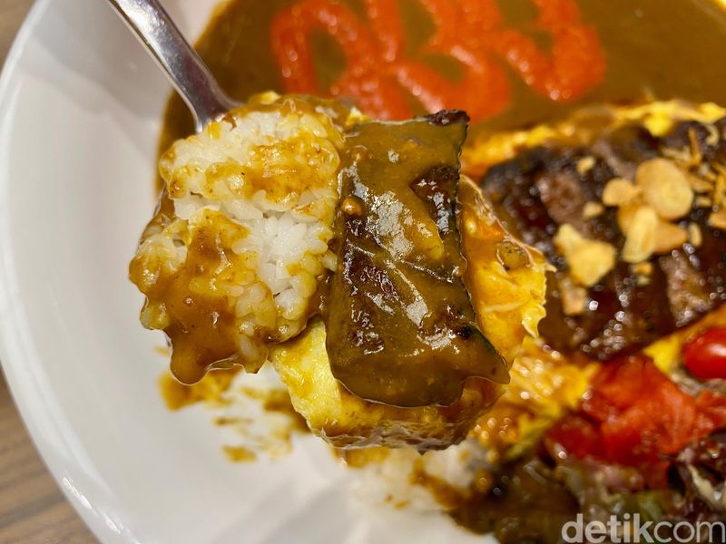 Berasal dari Singapura, restoran ini menghadirkan makanan porsi jumbo.