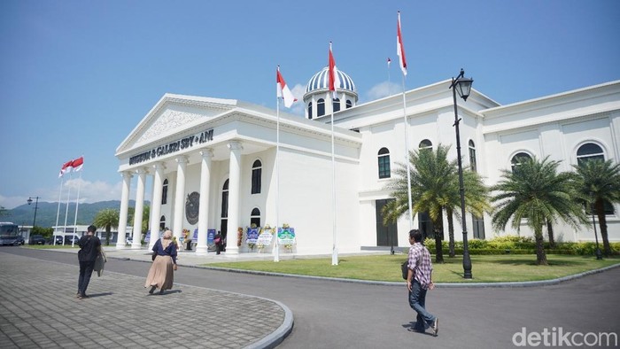 Museum dan Galeri SBY*Ani yang memelopori penggunaan energi baru terbarukan berupa panel surya.