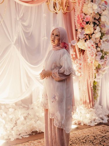 Nadin Amizah menggelar acara pengajian menjelang pernikahan. Penampilannya berhijab sukses memukau warganet.