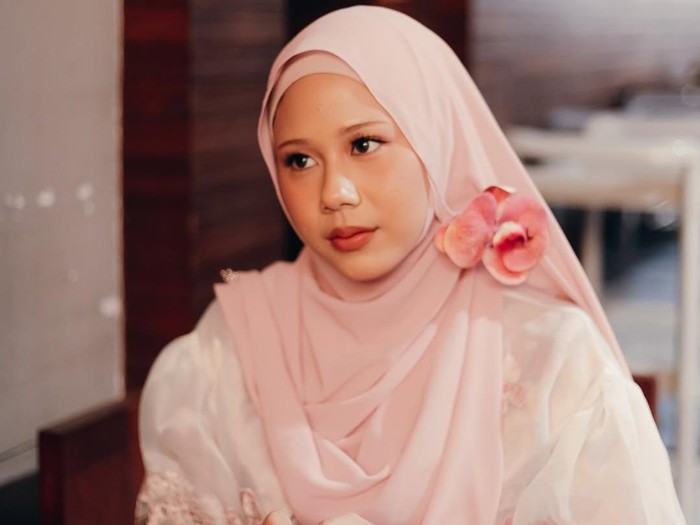 Nadin Amizah menggelar acara pengajian menjelang pernikahan. Penampilannya berhijab sukses memukau warganet.