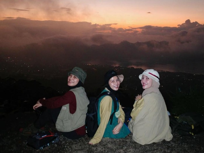 Natasha Rizki bersama dua sahabatnya, Ratna Galih dan Dian Ayu mendaki Gunung Batur, Bali.