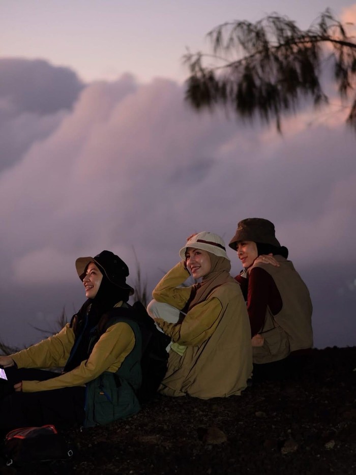 Natasha Rizki bersama dua sahabatnya, Ratna Galih dan Dian Ayu mendaki Gunung Batur, Bali.