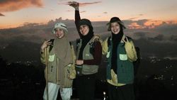 Serunya... Natasha Rizki Mendaki Gunung Batur Bareng Dian Ayu dan Ratna Galih