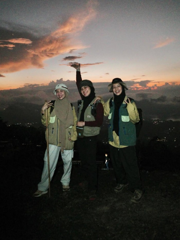 Natasha Rizki bersama dua sahabatnya, Ratna Galih dan Dian Ayu mendaki Gunung Batur, Bali.