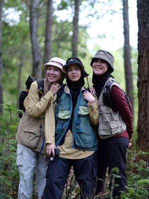 Serunya... Natasha Rizki Mendaki Gunung Batur Bareng Dian Ayu dan Ratna Galih