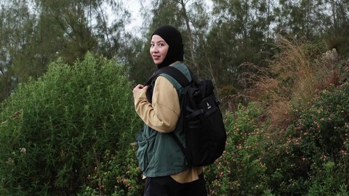 Natasha Rizki bersama dua sahabatnya, Ratna Galih dan Dian Ayu mendaki Gunung Batur, Bali.