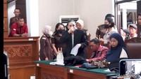 Tangis Nikita Mirzani semakin pecah. Ya Allah, kenapa sih gini banget sidang aku? Aku maunya (berobat) besok, aku masih kuat buat ngikutin sidang, besok saja ke rumah sakit, kata Nikita Mirzani sambil menangis. Foto: Muhammad Ahsan Nurrijal/detikcom