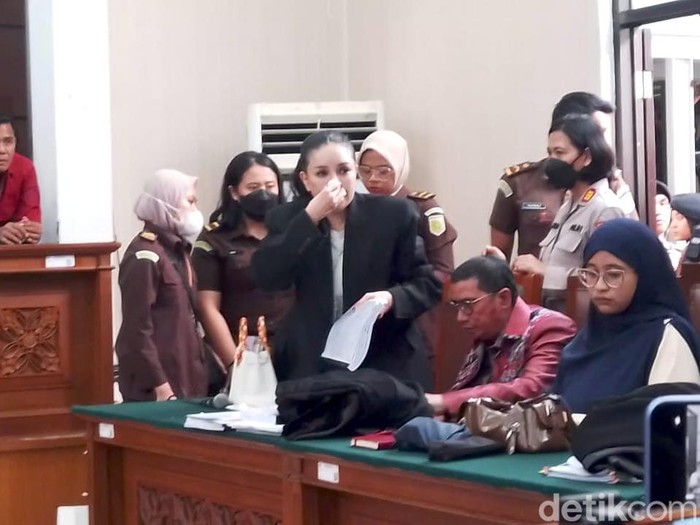 Nikita Mirzani Nikita Mirzani histeris saat hakim menghentikan sidang dan memintanya ke rumah sakit pada Kamis (7/8/2025) di PN Jakarta Selatan.