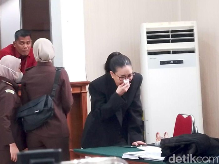 Nikita Mirzani Nikita Mirzani histeris saat hakim menghentikan sidang dan memintanya ke rumah sakit pada Kamis (7/8/2025) di PN Jakarta Selatan.